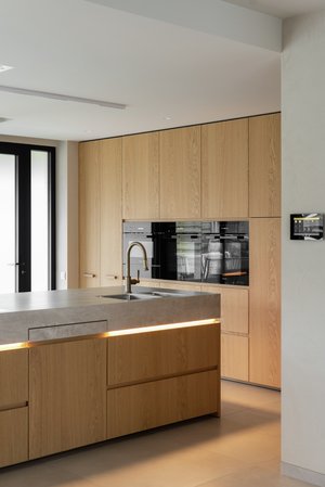 keuken met eiland en verlichting